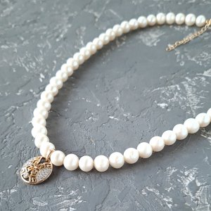 Робота Кольє з натуральних перлів з позолоченою підвіскою 