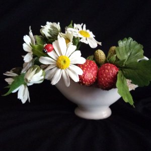 Робота Букет з ромашками і полуницею