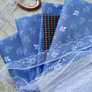 Работа Ткань хлопок листики на синем джинсовом фоне