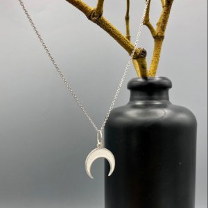 Робота Біла лунницах