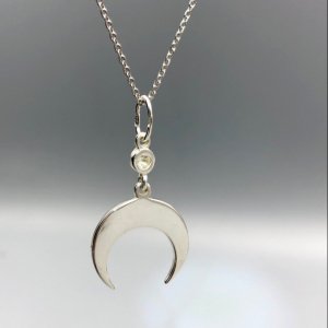 Робота Лунницах з білим сапфіром