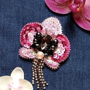 Работа Брошь Орхидея. Брошь из бисера и пайеток