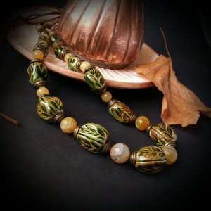 Работа Длинные зеленые бусы с листьями и агатом
