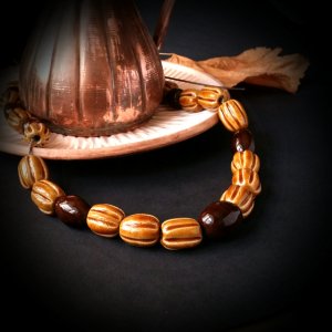 Робота Довге жовто-коричневе намисто