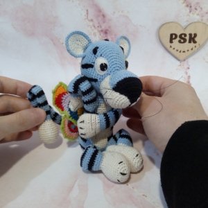 Работа Синий тигр с крыльями бабочки. Вязаный символ года 2022
