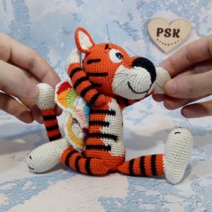 Работа Крылатый тигр с крыльями бабочки. Вязаный символ года 2022