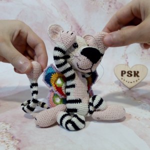 Работа Белый тигр с крыльями бабочки. Вязаный символ года 2022