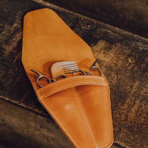 Робота Шкіряний чохол для перукарських ножиць. 