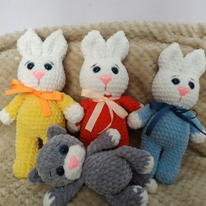 Работа Вязаный зайка. Зайчик амигуруми