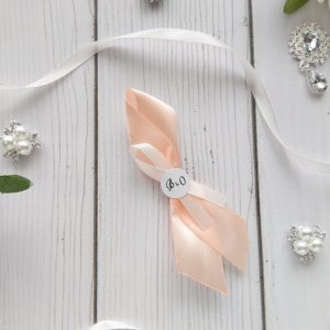 Работа Бутоньерки гостям на свадьбу с инициалами молодых арт. 0110 