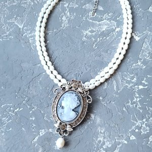 Робота Кольє з натуральних перлів з камеєю дворядне