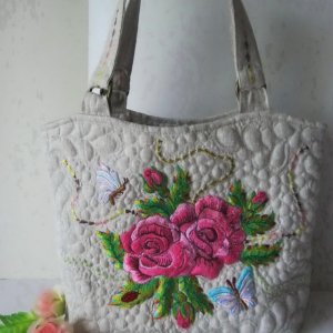 Работа Розовые розы вышитая сумка