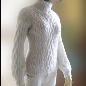 Робота Біла водолазка. Білий щільний светр. Пухнастий светр.