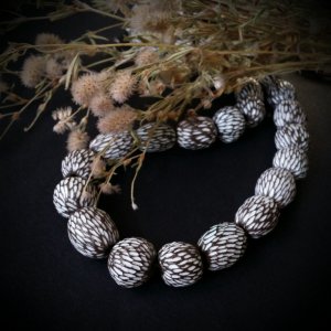 Робота Намисто Візерунок тапіра з чорної глини в білій глазурі