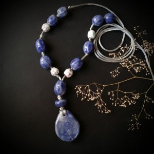 Работа Сине-белое ожерелье с кулоном