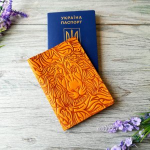 Работа Обложка на паспорт кожаная желтая с тиснением лев Украина