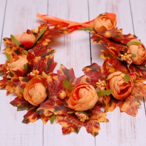 Работа Осенний венок веночек с листьями и оранжевыми цветами 
