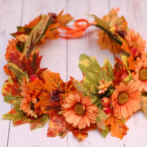 Работа Осенний венок веночек с листьями и  цветами 