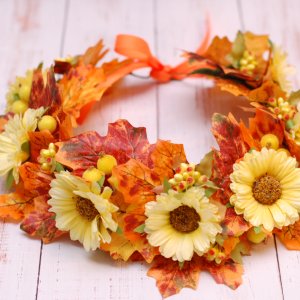 Робота Осінній вінок віночок з листям і жовтими квітами