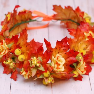 Работа Осенний венок веночек с листьями и  цветами желто-красный