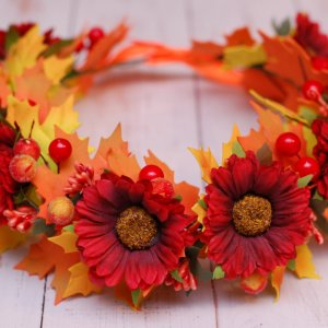 Работа Осенний венок веночек с листьями из фоамирана и  цветами 