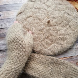 Работа Комплект берет и митенки беж