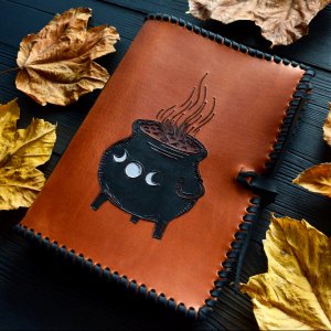 Робота Шкіряний блокнот з відьминим котлом та символом Богині