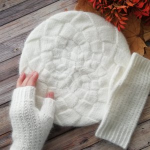 Работа Комплект берет и митенки белый