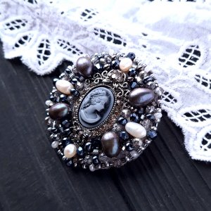 Робота Брошка з натуральних перлів високого класу з камеєю