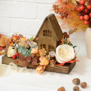 Работа Осенняя композиция с деревянным домиком и тыквами