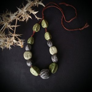 Робота Зелене намисто з чорними намистинами