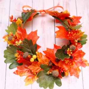 Работа Осенний венок веночек с листьями клена, дуба и желудями