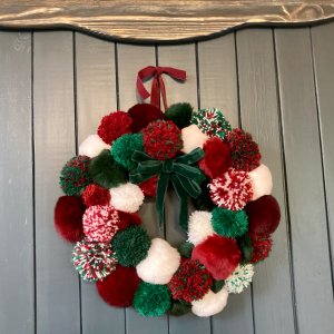 Робота Різдвяний вінок з помпонами хутра та пряжі