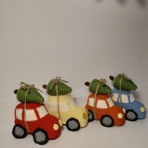 Работа Вязаная новогодняя игрушка на елку машинка