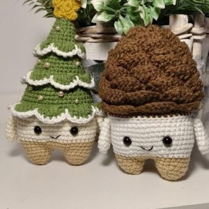 Работа Вязаные новогодние игрушки на елку: елка и шишка