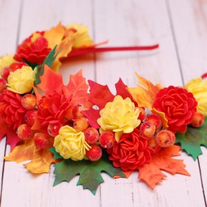 Работа Осенний обруч ободок с листьями, цветами и ягодами 