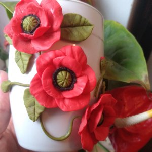 Работа Белая чашка с декором маки