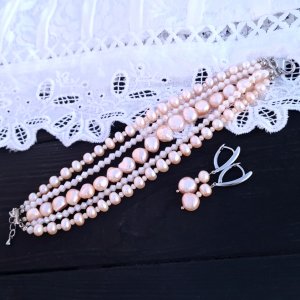 Работа Комплект из натуральных персиковых жемчуга и кристаллов