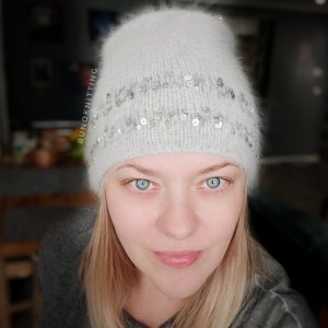 Робота Шапка біні з пайетками