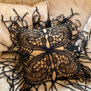 Робота декоративна подушка з кашеміру і мохерового мережива