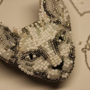 Робота Брошка з бісеру "Кішка"