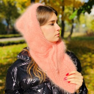 Робота Капори з ангори, В'язаний капюшон.