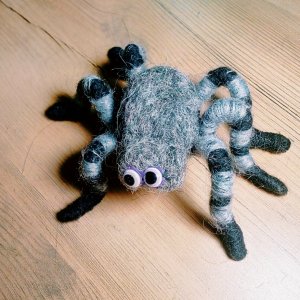 Работа паук брошь