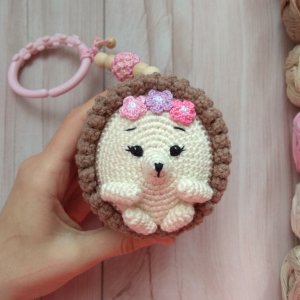 Работа Игрушка в колыбель, кроватка Ежик, вязаная игрушка