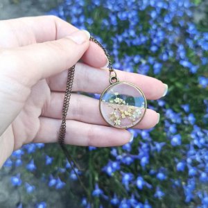 Работа Круглый бронзовый кулон с белыми цветами