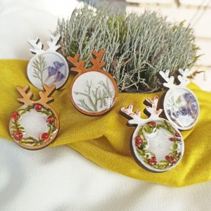 Работа Брошь деоревьяна Праздничный олень с цветами