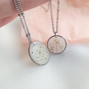 Робота Тендітний круглий  кулон з білими квітами