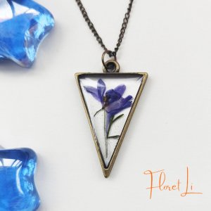 Робота Кулончик любові з синьою квiткою дельфініуму 