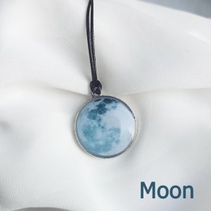Работа Круглый кулон Луна, на шнурке