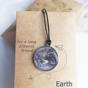 Работа Кулон Планета Земля, для друзей на расстоянии